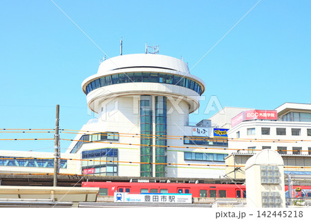 愛知県豊田市、名鉄豊田市駅に停車する電車の風景 愛知県豊田市、名鉄豊田市駅に停車する電車の風景 142445218
