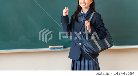 黒板の前に立ちガッツポーズをするブレザー姿の小学生,中学生,高校生の女子生徒 黒板の前に立ちガッツポーズをするブレザー姿の小学生,中学生,高校生の女子生徒 142445584