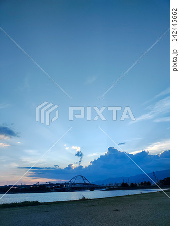 夕暮れの空と橋のシルエット(甲子園浜海浜公園) 夕暮れの空と橋のシルエット(甲子園浜海浜公園) 142445662