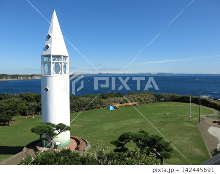 三浦市の県立城ヶ島公園にある第一展望台からの眺め(東側 安房埼灯台・剱崎・房総半島) 三浦市の県立城ヶ島公園にある第一展望台からの眺め(東側 安房埼灯台・剱崎・房総半島) 142445691