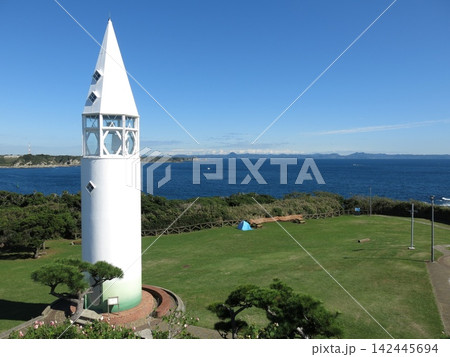 三浦市の県立城ヶ島公園にある第一展望台からの眺め(東側 安房埼灯台・剱崎・房総半島) 三浦市の県立城ヶ島公園にある第一展望台からの眺め(東側 安房埼灯台・剱崎・房総半島) 142445694