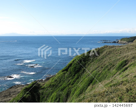 三浦市の県立城ヶ島公園にある第一展望台からの眺め(西側 伊豆半島) 三浦市の県立城ヶ島公園にある第一展望台からの眺め(西側 伊豆半島) 142445697