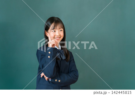 教室の黒板の前で指差しをする制服姿の小学生,中学生,高校生の女子生徒 教室の黒板の前で指差しをする制服姿の小学生,中学生,高校生の女子生徒 142445815