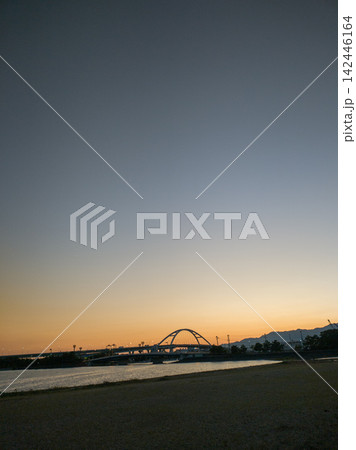 夕暮れ時のグラデーションの空（甲子園浜海浜公園） 142446164