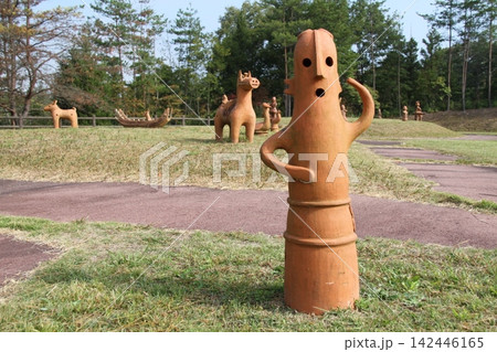 古墳時代の踊る埴輪と馬形埴輪のレプリカがある歴史公園の風景 古墳時代の踊る埴輪と馬形埴輪のレプリカがある歴史公園の風景 142446165