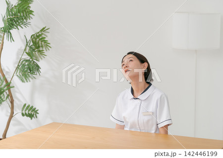 疲れた表情の美容サロンの女性 142446199