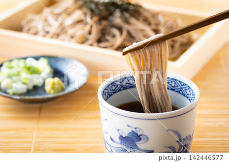 ざる蕎麦を麺つゆを付けて食べる ざる蕎麦を麺つゆを付けて食べる 142446577