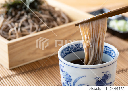 ざる蕎麦を麺つゆを付けて食べる ざる蕎麦を麺つゆを付けて食べる 142446582