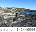 三浦市の城ヶ島にある長津呂の磯と長津呂湾（右手奥に馬の背洞門） 142446596