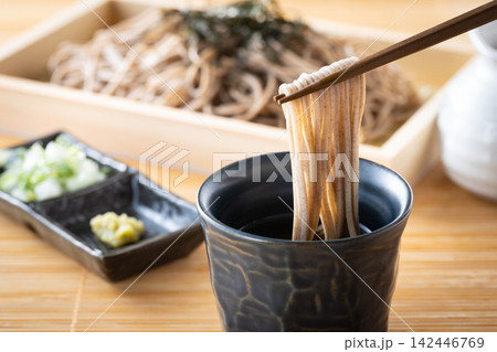 ざる蕎麦を麺つゆを付けて食べる ざる蕎麦を麺つゆを付けて食べる 142446769