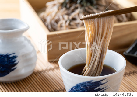 ざる蕎麦を麺つゆを付けて食べる ざる蕎麦を麺つゆを付けて食べる 142446836