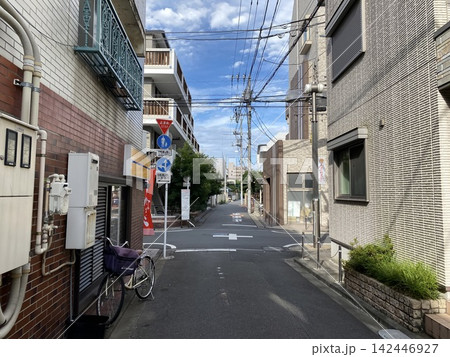 住宅が建ち並ぶ東京の道路と晴れた日の街並み 住宅が建ち並ぶ東京の道路と晴れた日の街並み 142446927