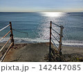 ノスタルジックな潮風を感じる三浦半島の海岸線と錆びた古い手すりの風景 142447085