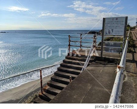 青く澄んだ海へと続くノスタルジックな海岸のコンクリート階段 青く澄んだ海へと続くノスタルジックな海岸のコンクリート階段 142447086