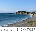 快晴の相模湾に佇む長者ヶ崎と遠方に冠雪の富士山を望む海岸風景 142447087