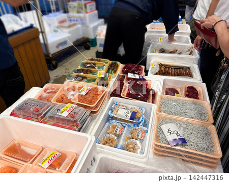 新鮮な魚介類や水産加工品が並ぶ漁港の朝市 新鮮な魚介類や水産加工品が並ぶ漁港の朝市 142447316