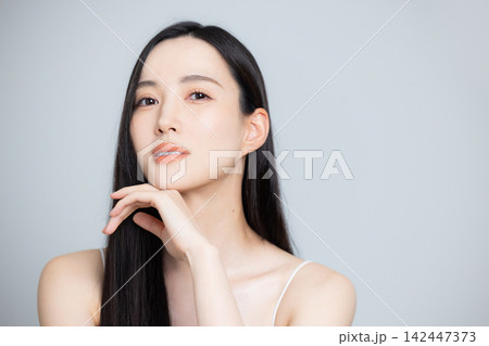 ロングヘアの女性のビューティイメージ ロングヘアの女性のビューティイメージ 142447373