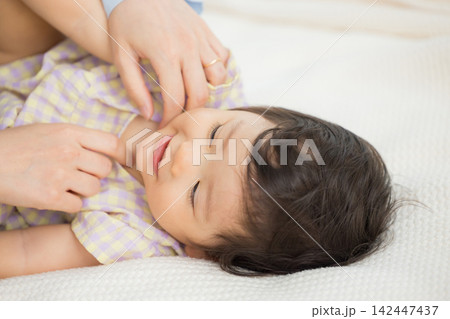 1歳の女の子を抱っこするお母さん　 142447437