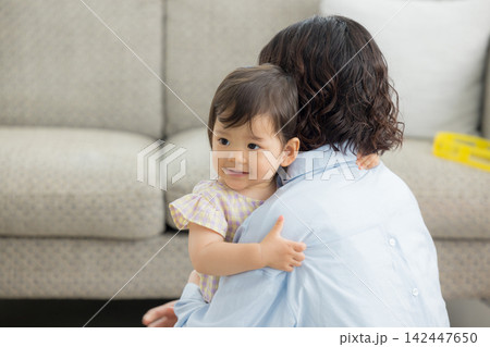 リビングの1歳の女の子とお母さん リビングの1歳の女の子とお母さん 142447650