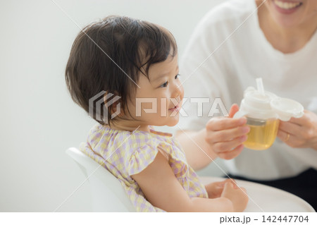 離乳食を食べる1歳の女の子 離乳食を食べる1歳の女の子 142447704