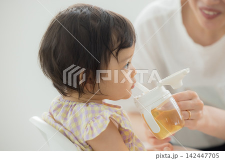 離乳食を食べる1歳の女の子 離乳食を食べる1歳の女の子 142447705