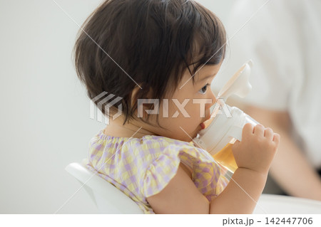離乳食を食べる1歳の女の子 　 142447706
