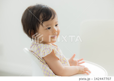 離乳食を食べる1歳の女の子 離乳食を食べる1歳の女の子 142447707