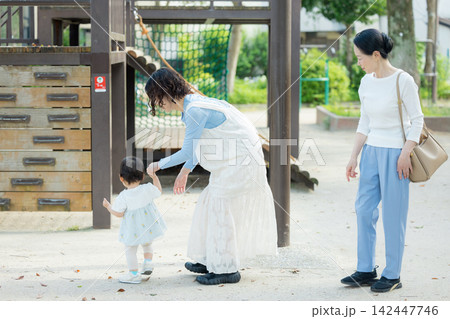 公園で遊ぶ親子三世代 142447746