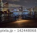 隅田川テラスから望む白くライトアップされた優美な橋の都会的な夜景 142448068