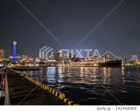 夜の横浜に美しくライトアップされた夜景 夜の横浜に美しくライトアップされた夜景 142448069