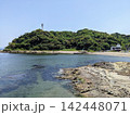緑豊かな山と透き通る東京湾に囲まれた横須賀・観音崎海岸の美しい岩場と砂浜の風景 142448071