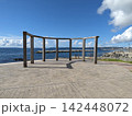 青空と海を背景に佇む横須賀・野比海岸公園から見た夏の海 142448072