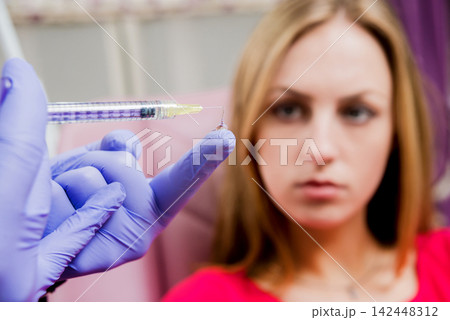 Beautician and the patient in the clinic of aesthetic medicine 142448312
