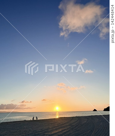 沖縄の海に沈む夕日 - 黄金色に輝くサンセットビーチ 沖縄の海に沈む夕日 - 黄金色に輝くサンセットビーチ 142448414