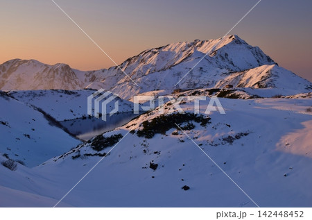 夕日に染まる立山・大日岳 142448452