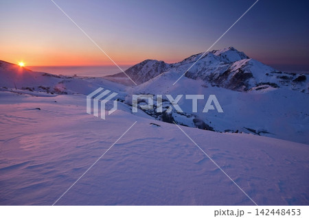 夕日に染まる立山・大日岳 142448453