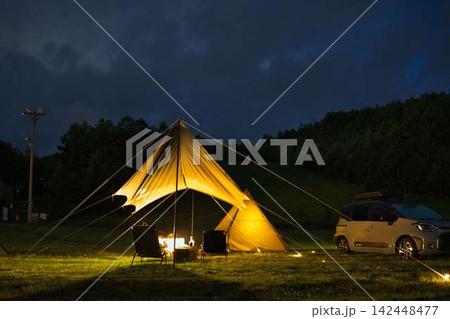 夜のキャンプ場 夜のキャンプ場 142448477