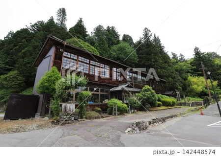 長野　南木曽　旧妻籠中学校木造校舎 142448574