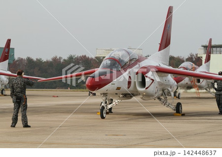 航空自衛隊 T-4 練習機 レッドドルフィンと整備を行う隊員 航空自衛隊 T-4 練習機 レッドドルフィンと整備を行う隊員 142448637