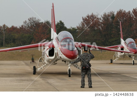 航空自衛隊 T-4 練習機 レッドドルフィンと整備を行う隊員 142448638
