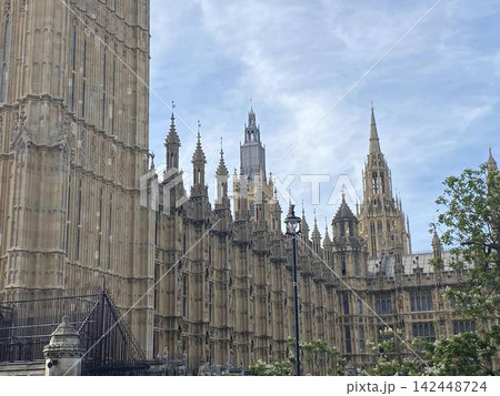 ロンドン・ニュー・パレス・ヤード側から望む世界遺産ウェストミンスター宮殿(国会議事堂)の壮麗な尖塔群 ロンドン・ニュー・パレス・ヤード側から望む世界遺産ウェストミンスター宮殿(国会議事堂)の壮麗な尖塔群 142448724