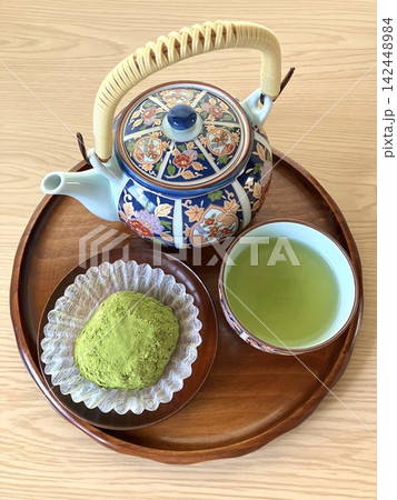 真上から俯瞰撮影したお盆にのる抹茶おはぎと緑茶の急須セット 真上から俯瞰撮影したお盆にのる抹茶おはぎと緑茶の急須セット 142448984