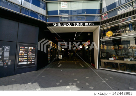 新宿東宝ビル 南西側の1階入口 東京都新宿区歌舞伎町1丁目 新宿東宝ビル 南西側の1階入口 東京都新宿区歌舞伎町1丁目 142448993