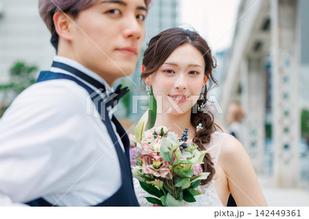 ストリートウエディング 屋外 新郎と新婦 ストリートウエディング 屋外 新郎と新婦 142449361