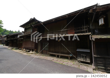 長野　南木曽　妻籠宿　重伝建地区の古い街並み 142450052