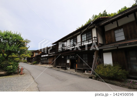 長野 南木曽 妻籠宿 重伝建地区の古い街並み 長野 南木曽 妻籠宿 重伝建地区の古い街並み 142450056