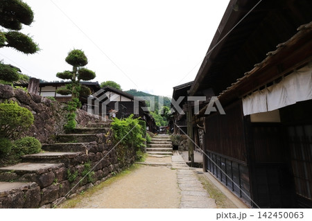 長野　南木曽　妻籠宿　重伝建地区の古い街並み 142450063