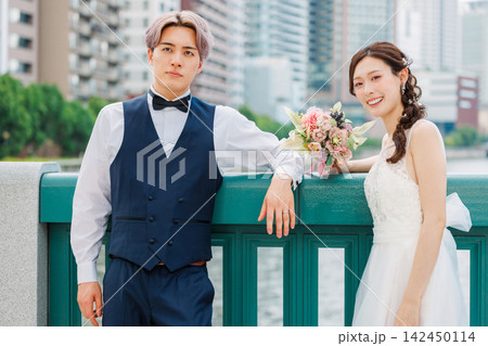 屋外でウェディングフォト 142450114