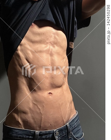 シックスパックと綺麗な肉体美の日本人男性 上半身 シックスパックと綺麗な肉体美の日本人男性 上半身 142450298