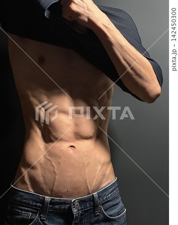 シックスパックと綺麗な肉体美の日本人男性 上半身 シックスパックと綺麗な肉体美の日本人男性 上半身 142450300